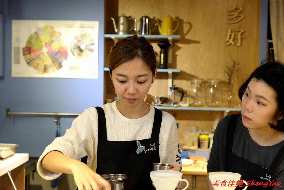 [基隆仁愛]多好咖啡店 Anygood Coffee – 隱藏在仁愛市場內的平價優質咖啡,外型亮眼的正妹店長有多年咖啡資歷,咖啡豆也是自家烘焙,義式和手沖都頗有水準,店家自家做的甜點也好吃。