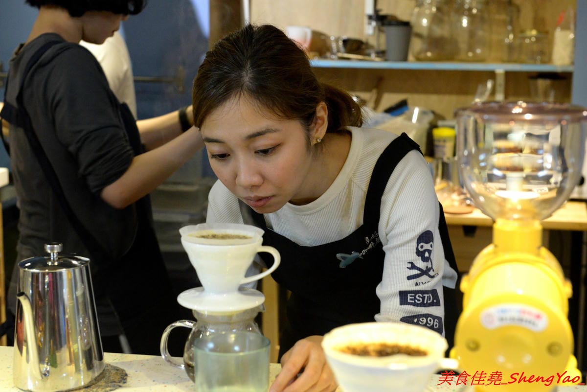 [基隆仁愛]多好咖啡店 Anygood Coffee – 隱藏在仁愛市場內的平價優質咖啡,外型亮眼的正妹店長有多年咖啡資歷,咖啡豆也是自家烘焙,義式和手沖都頗有水準,店家自家做的甜點也好吃。