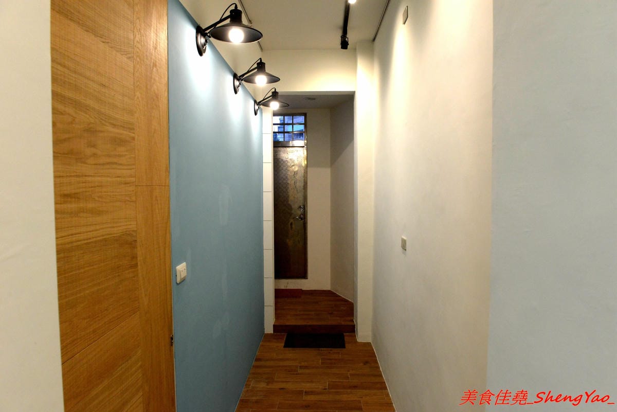 [台中清水]紅櫻桃咖啡館 – 清水喝咖啡新去處,自家烘豆,手挑瑕疵豆,義式好喝,手沖單品咖啡夠水準,鬆餅也不錯,店內環境悠閒舒適,讓人流連忘返,坐吧檯喝3支單品咖啡只要200元超划算。
