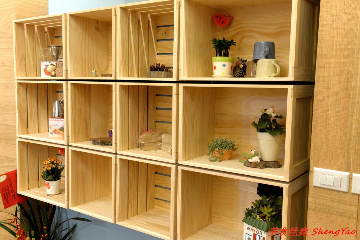 [台中清水]紅櫻桃咖啡館 – 清水喝咖啡新去處,自家烘豆,手挑瑕疵豆,義式好喝,手沖單品咖啡夠水準,鬆餅也不錯,店內環境悠閒舒適,讓人流連忘返,坐吧檯喝3支單品咖啡只要200元超划算。