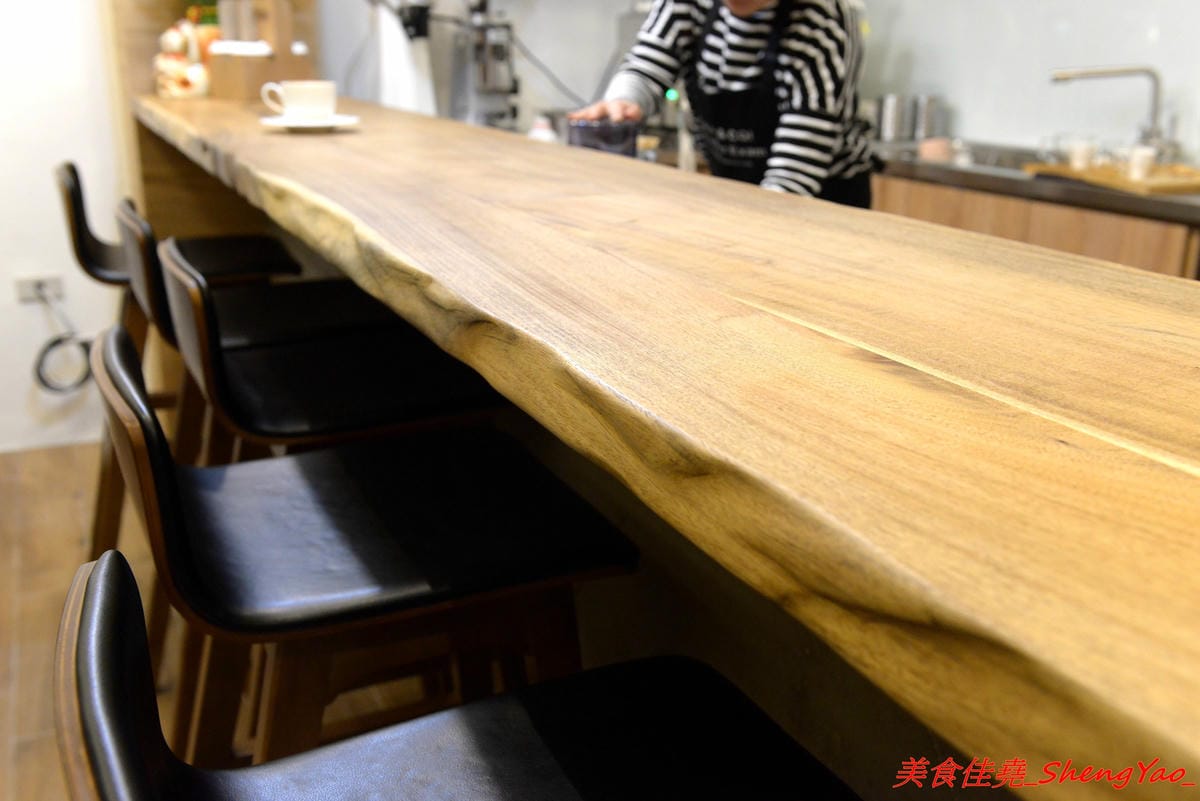 [台中清水]紅櫻桃咖啡館 – 清水喝咖啡新去處,自家烘豆,手挑瑕疵豆,義式好喝,手沖單品咖啡夠水準,鬆餅也不錯,店內環境悠閒舒適,讓人流連忘返,坐吧檯喝3支單品咖啡只要200元超划算。