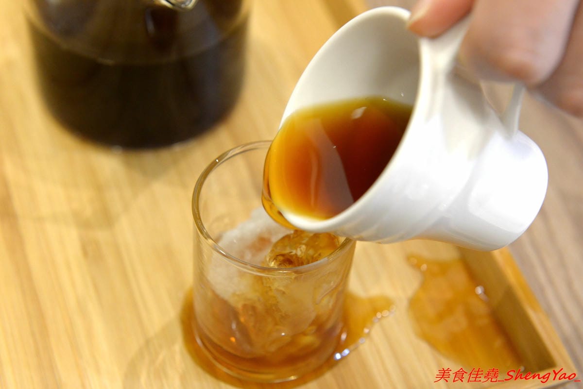 [台中清水]紅櫻桃咖啡館 – 清水喝咖啡新去處,自家烘豆,手挑瑕疵豆,義式好喝,手沖單品咖啡夠水準,鬆餅也不錯,店內環境悠閒舒適,讓人流連忘返,坐吧檯喝3支單品咖啡只要200元超划算。