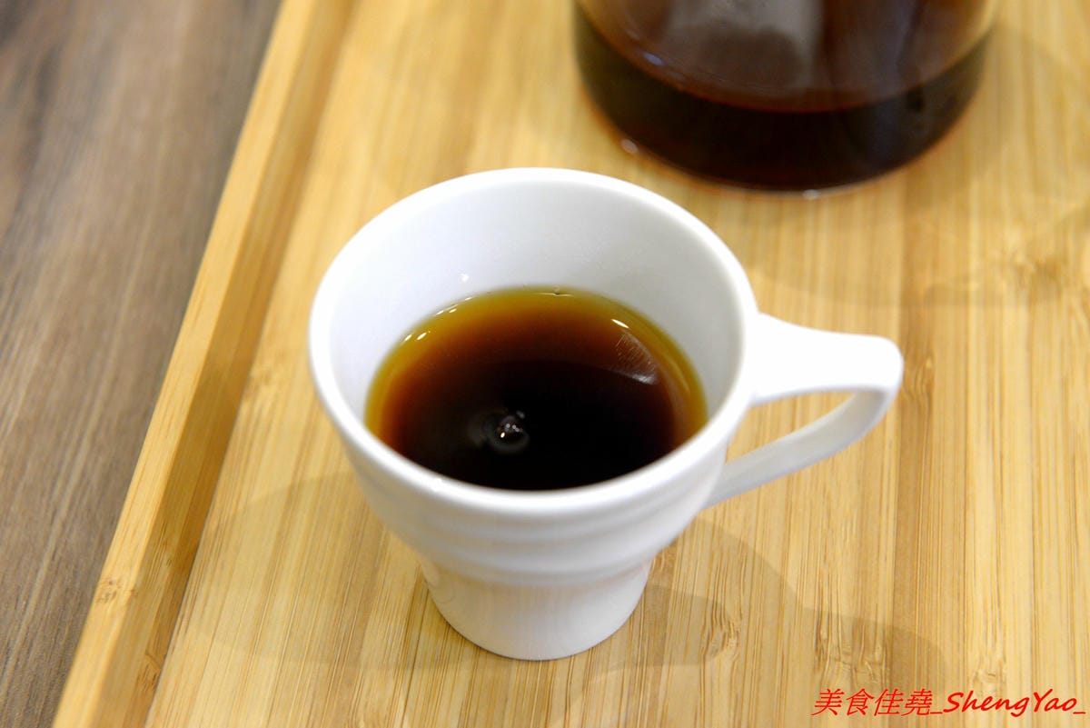 [台中清水]紅櫻桃咖啡館 – 清水喝咖啡新去處,自家烘豆,手挑瑕疵豆,義式好喝,手沖單品咖啡夠水準,鬆餅也不錯,店內環境悠閒舒適,讓人流連忘返,坐吧檯喝3支單品咖啡只要200元超划算。
