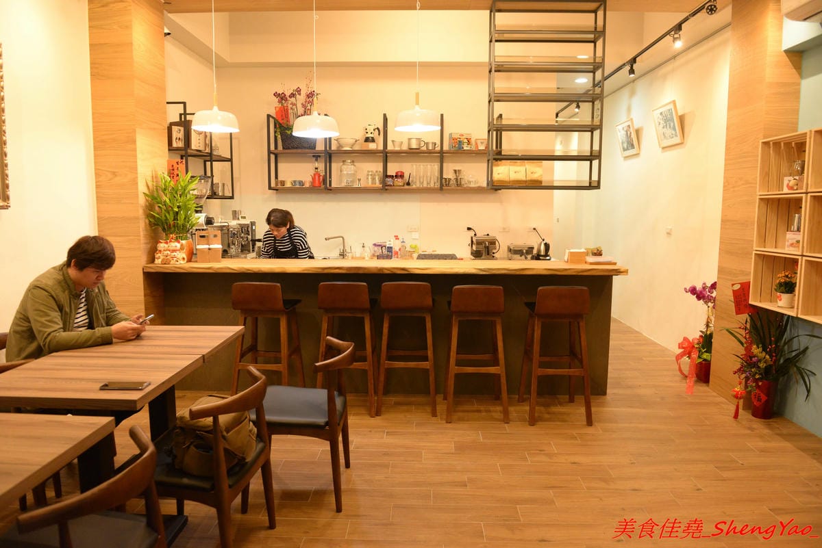 [台中清水]紅櫻桃咖啡館 – 清水喝咖啡新去處,自家烘豆,手挑瑕疵豆,義式好喝,手沖單品咖啡夠水準,鬆餅也不錯,店內環境悠閒舒適,讓人流連忘返,坐吧檯喝3支單品咖啡只要200元超划算。