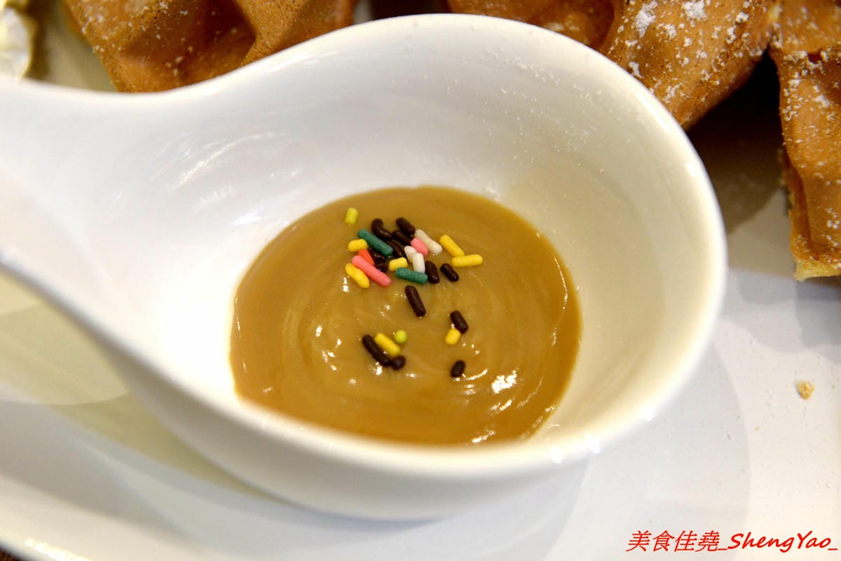 [台中清水]紅櫻桃咖啡館 – 清水喝咖啡新去處,自家烘豆,手挑瑕疵豆,義式好喝,手沖單品咖啡夠水準,鬆餅也不錯,店內環境悠閒舒適,讓人流連忘返,坐吧檯喝3支單品咖啡只要200元超划算。