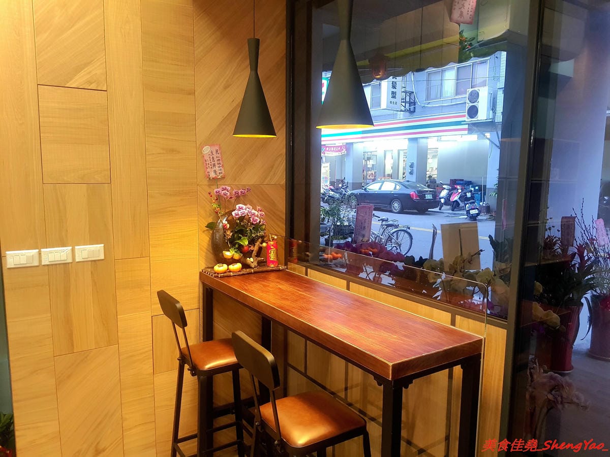 [台中清水]紅櫻桃咖啡館 – 清水喝咖啡新去處,自家烘豆,手挑瑕疵豆,義式好喝,手沖單品咖啡夠水準,鬆餅也不錯,店內環境悠閒舒適,讓人流連忘返,坐吧檯喝3支單品咖啡只要200元超划算。