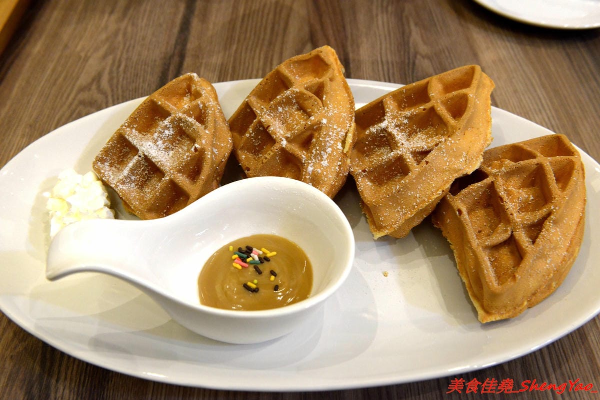 [台中清水]紅櫻桃咖啡館 – 清水喝咖啡新去處,自家烘豆,手挑瑕疵豆,義式好喝,手沖單品咖啡夠水準,鬆餅也不錯,店內環境悠閒舒適,讓人流連忘返,坐吧檯喝3支單品咖啡只要200元超划算。