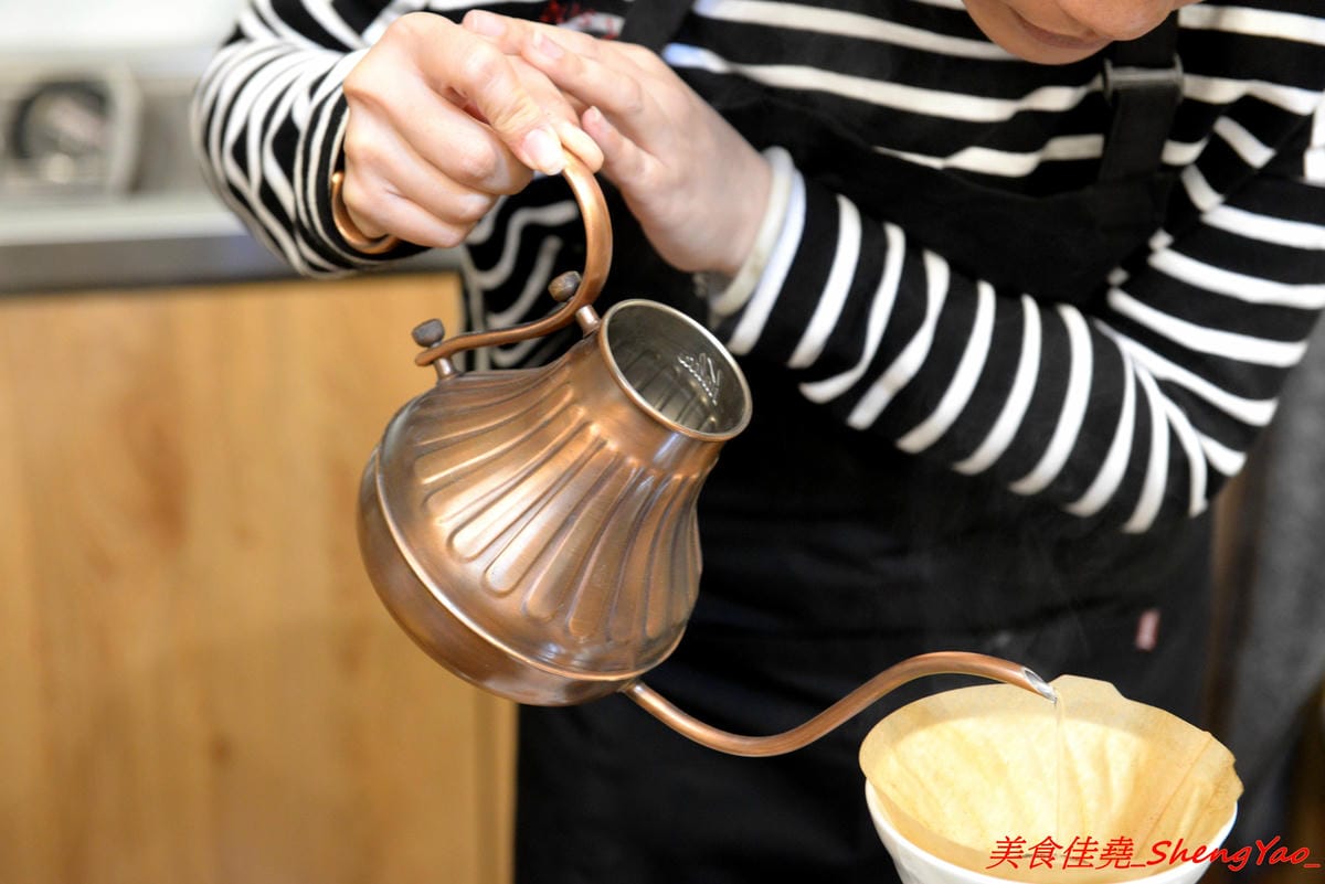 [台中清水]紅櫻桃咖啡館 – 清水喝咖啡新去處,自家烘豆,手挑瑕疵豆,義式好喝,手沖單品咖啡夠水準,鬆餅也不錯,店內環境悠閒舒適,讓人流連忘返,坐吧檯喝3支單品咖啡只要200元超划算。