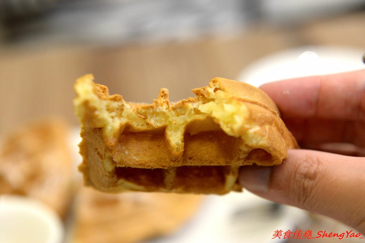 [台中清水]紅櫻桃咖啡館 – 清水喝咖啡新去處,自家烘豆,手挑瑕疵豆,義式好喝,手沖單品咖啡夠水準,鬆餅也不錯,店內環境悠閒舒適,讓人流連忘返,坐吧檯喝3支單品咖啡只要200元超划算。
