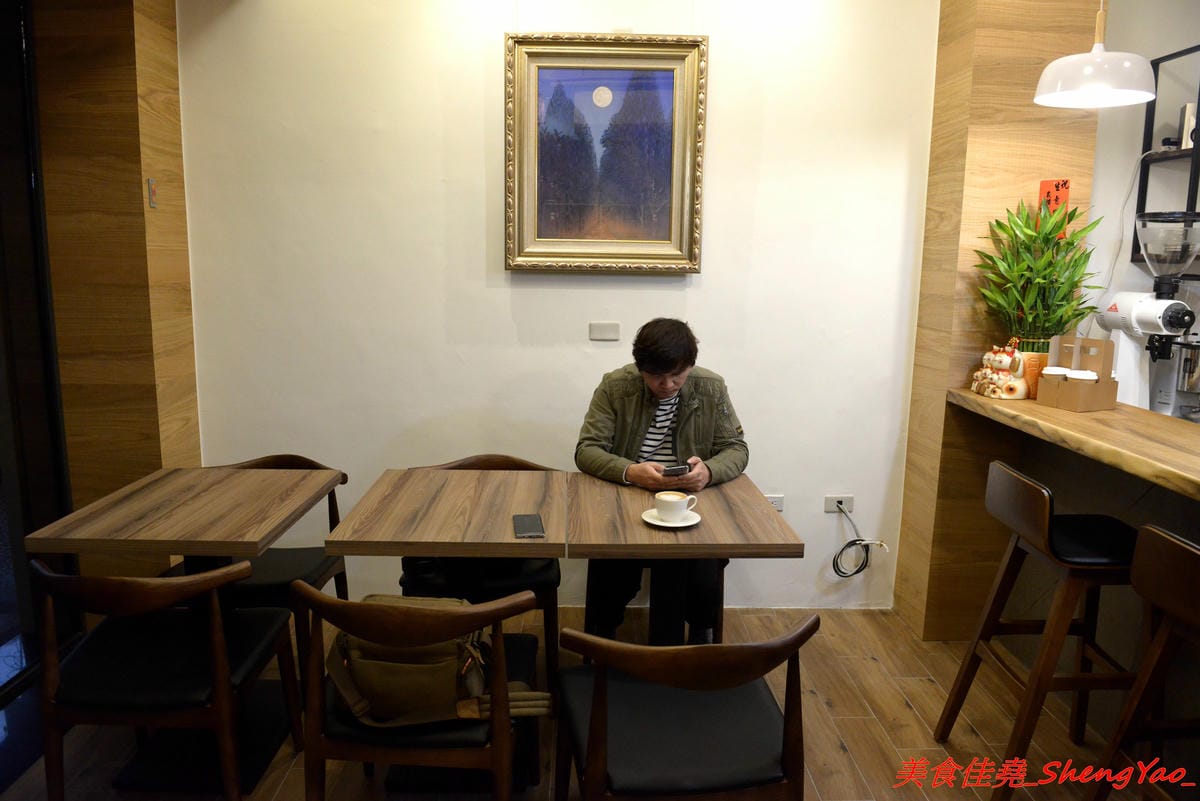 [台中清水]紅櫻桃咖啡館 – 清水喝咖啡新去處,自家烘豆,手挑瑕疵豆,義式好喝,手沖單品咖啡夠水準,鬆餅也不錯,店內環境悠閒舒適,讓人流連忘返,坐吧檯喝3支單品咖啡只要200元超划算。