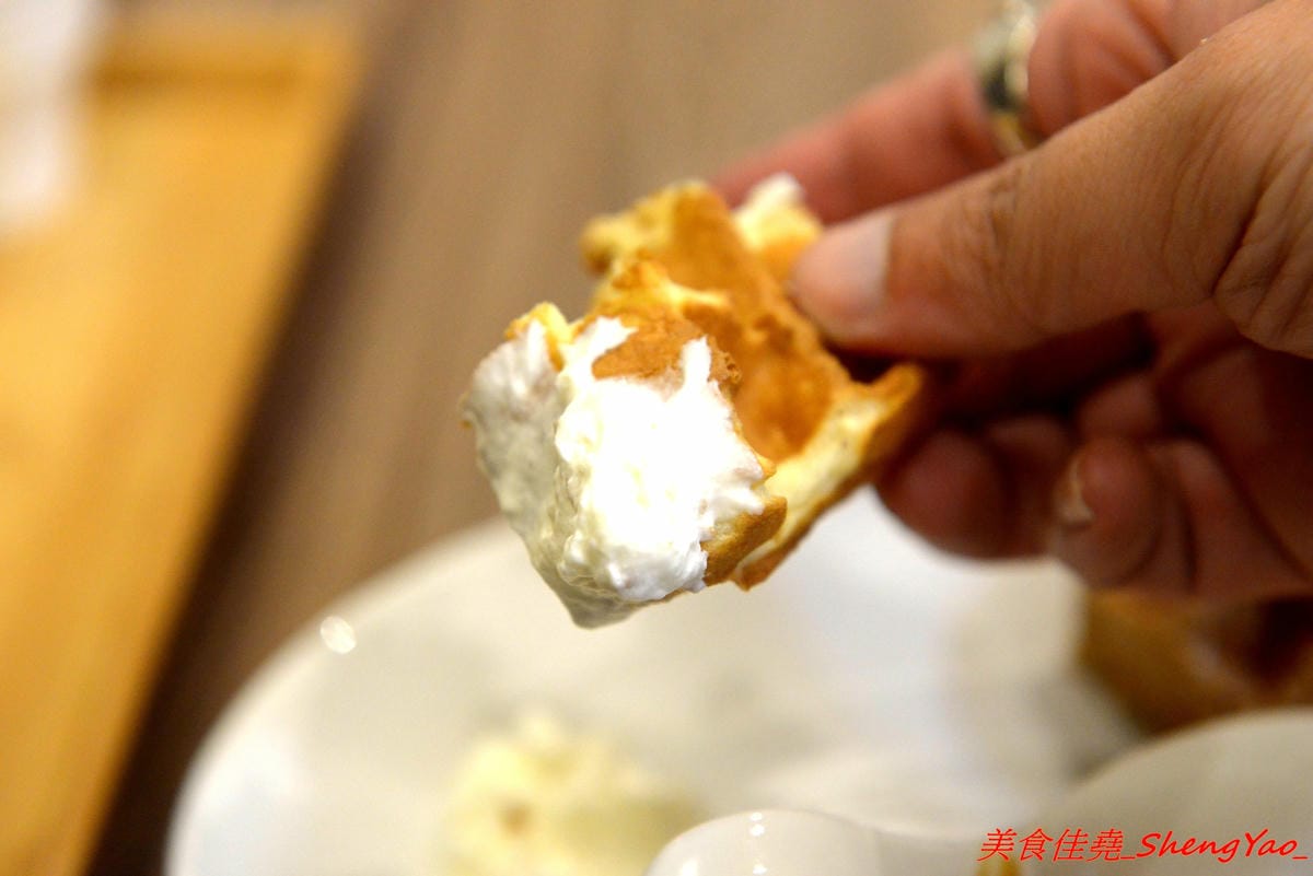 [台中清水]紅櫻桃咖啡館 – 清水喝咖啡新去處,自家烘豆,手挑瑕疵豆,義式好喝,手沖單品咖啡夠水準,鬆餅也不錯,店內環境悠閒舒適,讓人流連忘返,坐吧檯喝3支單品咖啡只要200元超划算。
