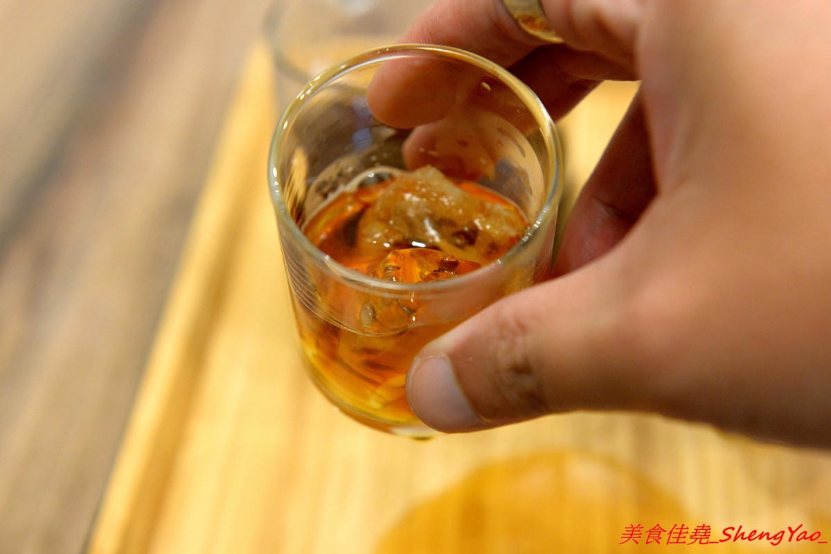 [台中清水]紅櫻桃咖啡館 – 清水喝咖啡新去處,自家烘豆,手挑瑕疵豆,義式好喝,手沖單品咖啡夠水準,鬆餅也不錯,店內環境悠閒舒適,讓人流連忘返,坐吧檯喝3支單品咖啡只要200元超划算。