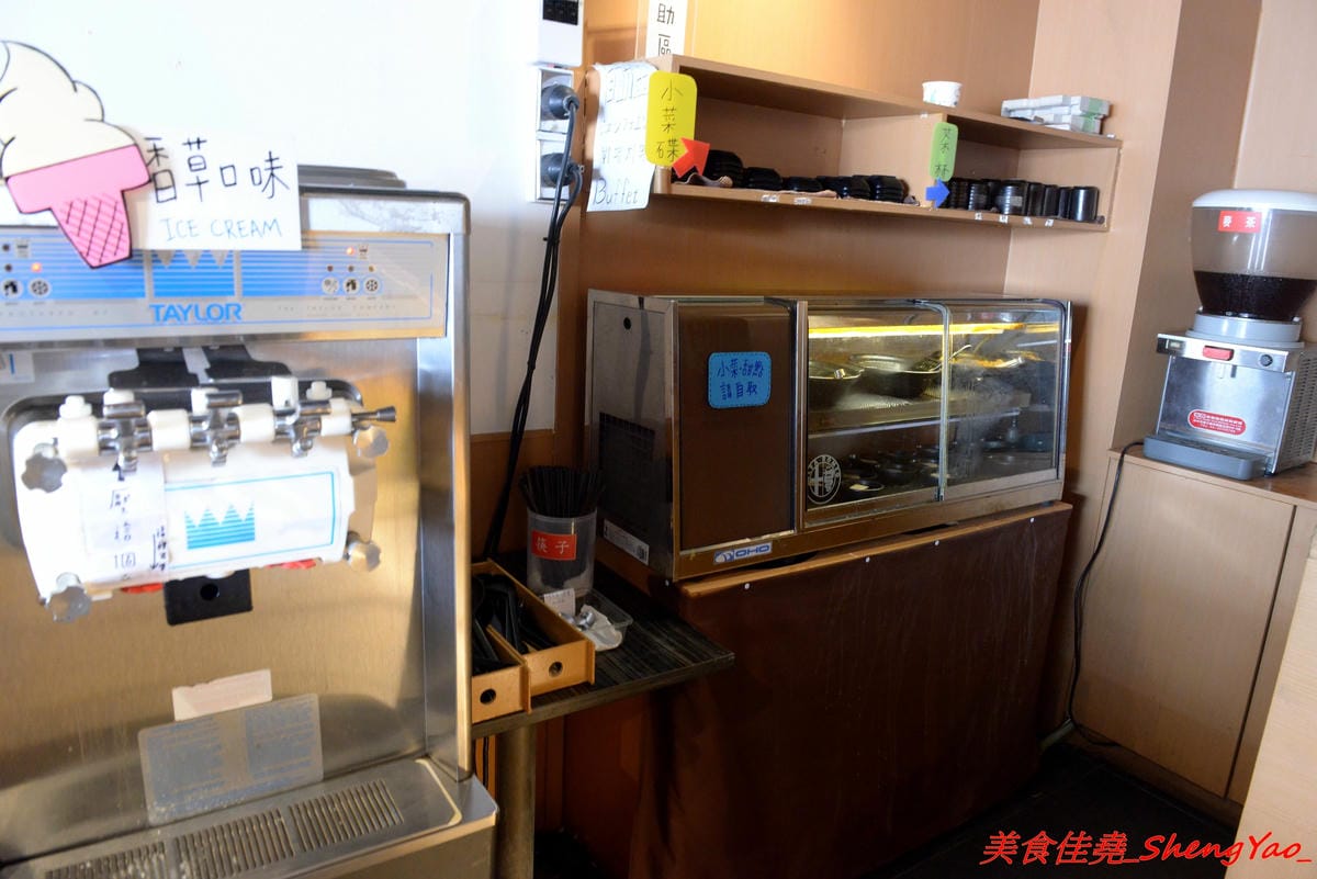 [台中沙鹿]滿福麵食館 – “鮮魚道”改頭換面後變成日式麵食館,價位一樣走平價路線,店內還有自助吧提供小菜甜點飲料和霜淇淋無限取用,C/P值不錯。(已歇業)