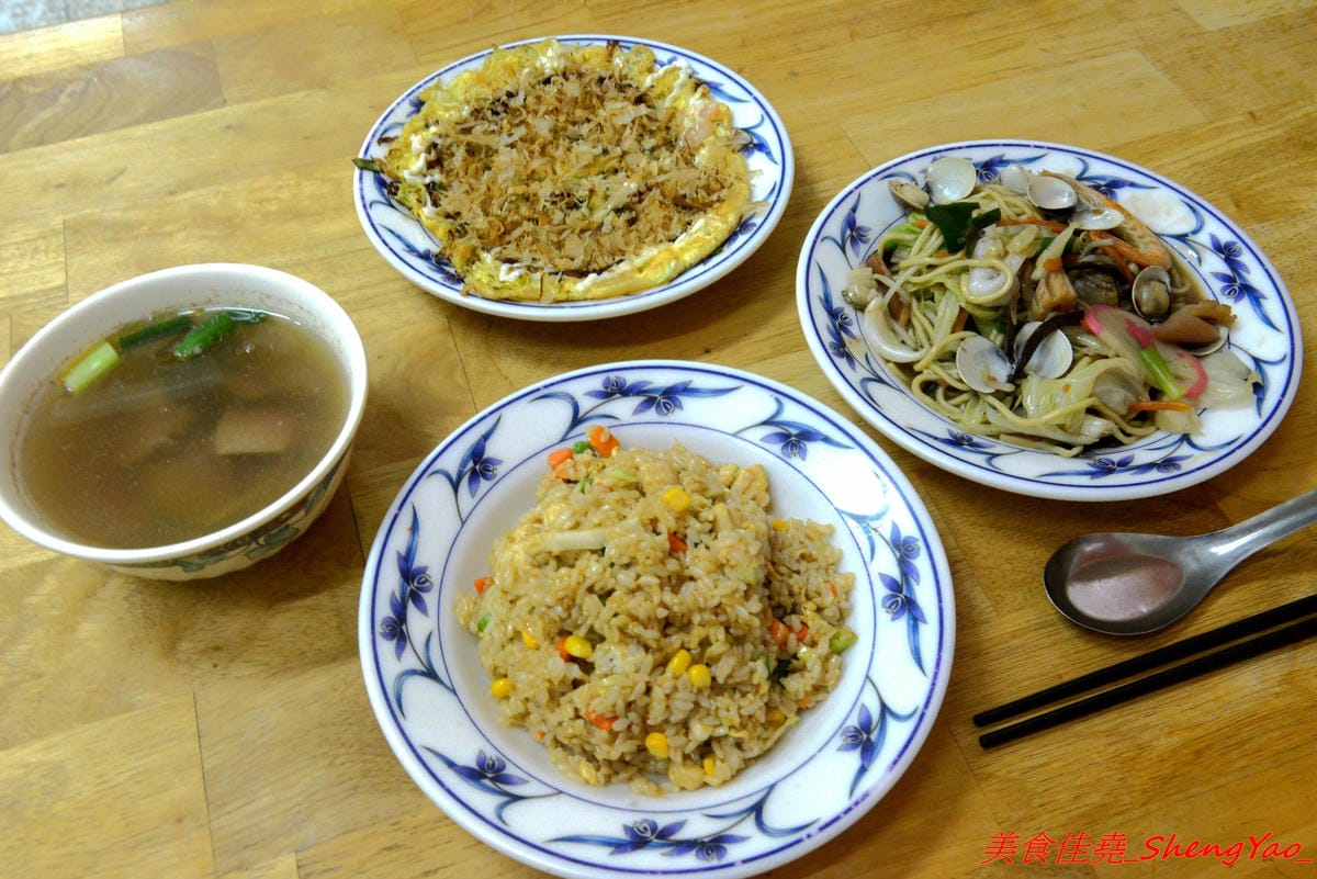 [台中沙鹿]王家庄 – 沙鹿菜市場內15年歷史的平價小吃店,炒麵炒飯口味選擇多樣化,料多實在,老闆為人客氣,推薦泰式辣雞炒飯,酸辣開胃好吃。