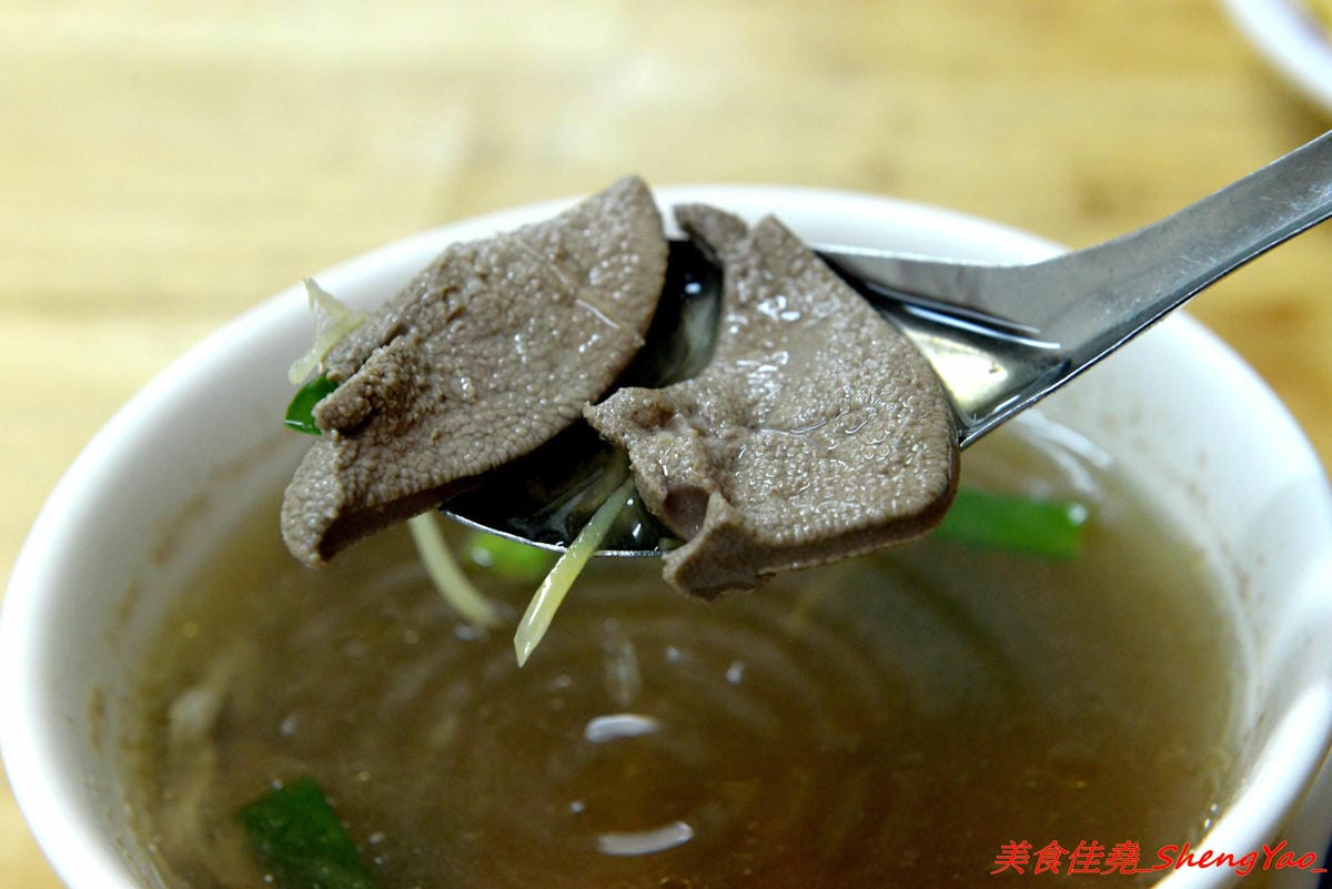 [台中沙鹿]王家庄 – 沙鹿菜市場內15年歷史的平價小吃店,炒麵炒飯口味選擇多樣化,料多實在,老闆為人客氣,推薦泰式辣雞炒飯,酸辣開胃好吃。