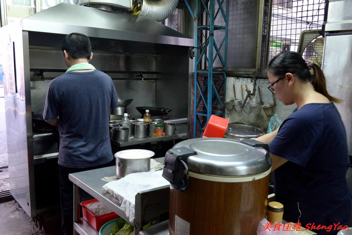 [台中沙鹿]王家庄 – 沙鹿菜市場內15年歷史的平價小吃店,炒麵炒飯口味選擇多樣化,料多實在,老闆為人客氣,推薦泰式辣雞炒飯,酸辣開胃好吃。
