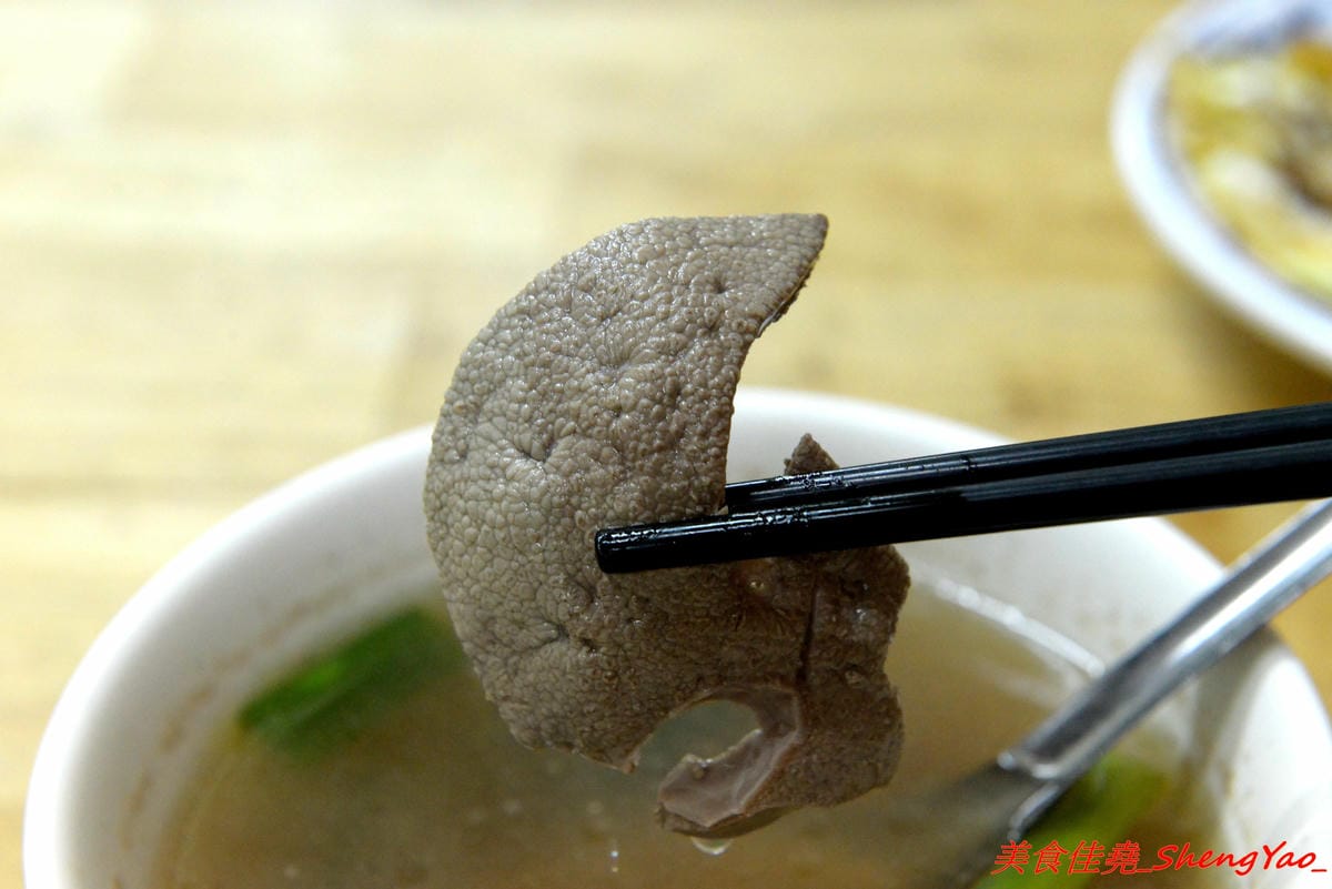 [台中沙鹿]王家庄 – 沙鹿菜市場內15年歷史的平價小吃店,炒麵炒飯口味選擇多樣化,料多實在,老闆為人客氣,推薦泰式辣雞炒飯,酸辣開胃好吃。