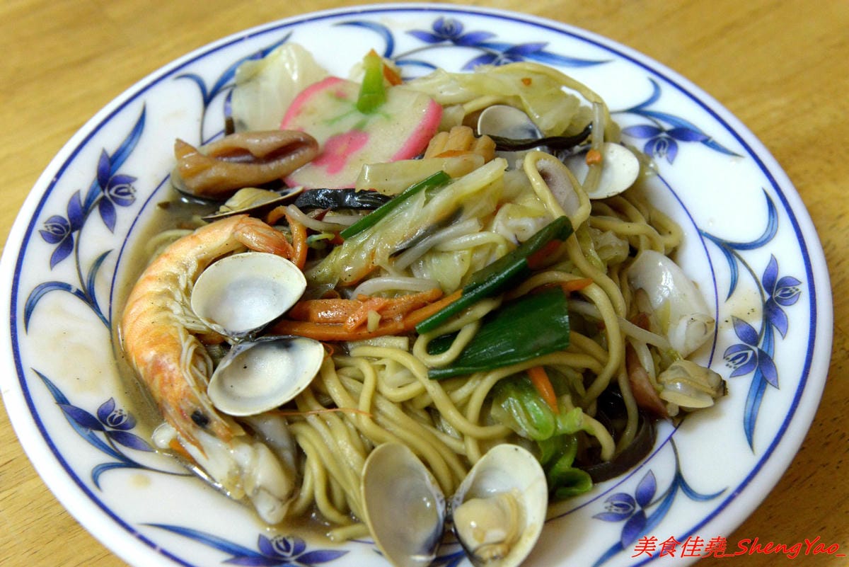 [台中沙鹿]王家庄 – 沙鹿菜市場內15年歷史的平價小吃店,炒麵炒飯口味選擇多樣化,料多實在,老闆為人客氣,推薦泰式辣雞炒飯,酸辣開胃好吃。