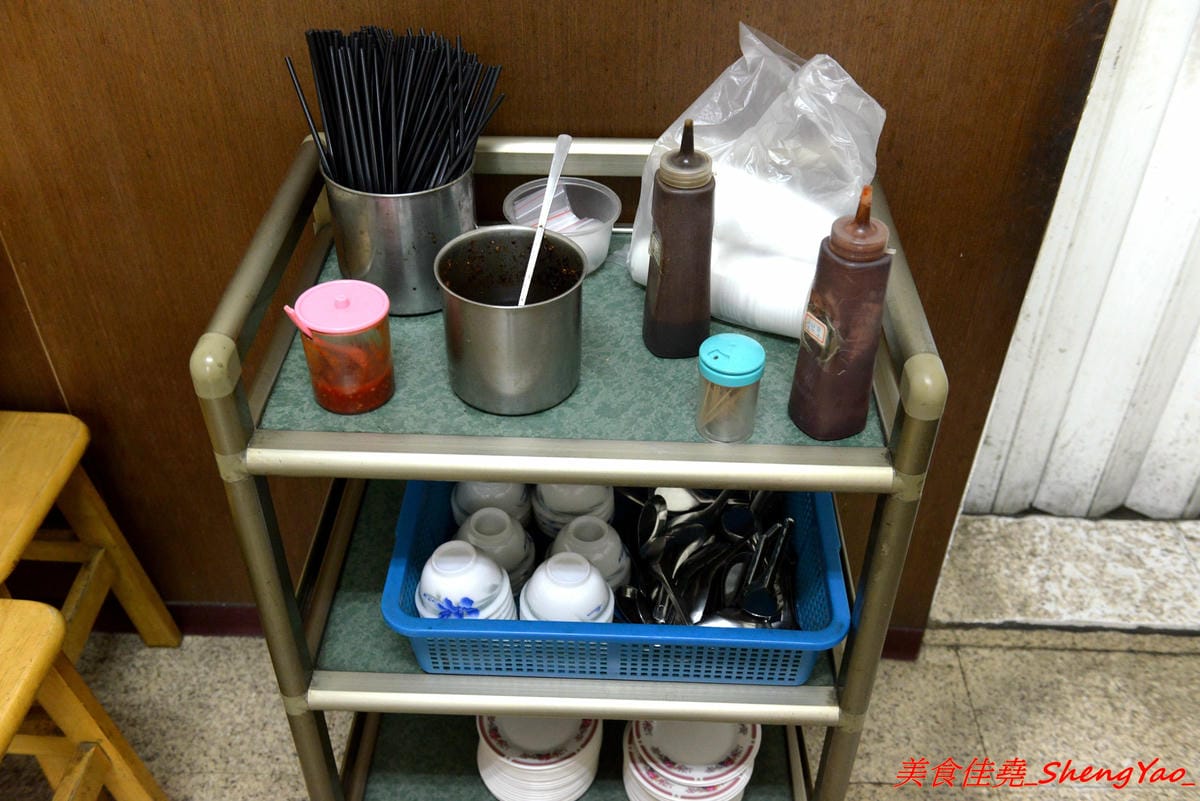 [台中沙鹿]王家庄 – 沙鹿菜市場內15年歷史的平價小吃店,炒麵炒飯口味選擇多樣化,料多實在,老闆為人客氣,推薦泰式辣雞炒飯,酸辣開胃好吃。