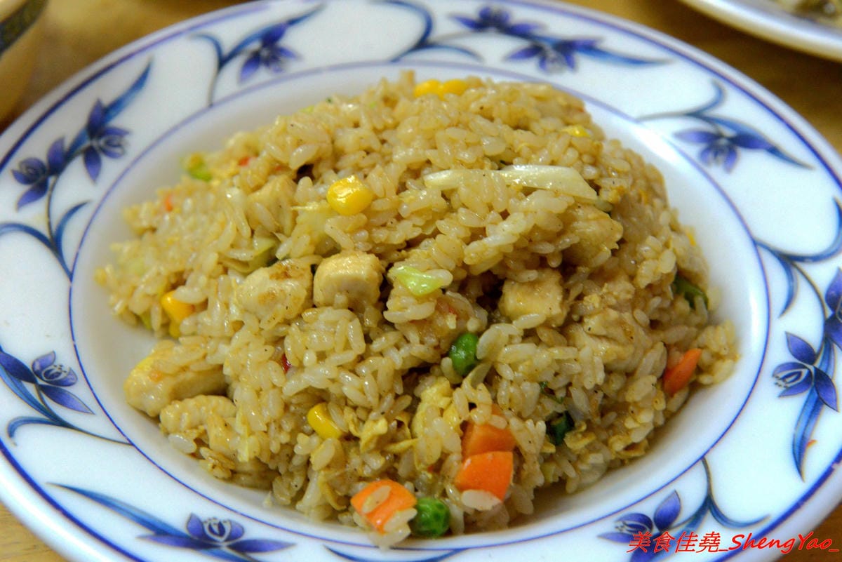 [台中沙鹿]王家庄 – 沙鹿菜市場內15年歷史的平價小吃店,炒麵炒飯口味選擇多樣化,料多實在,老闆為人客氣,推薦泰式辣雞炒飯,酸辣開胃好吃。