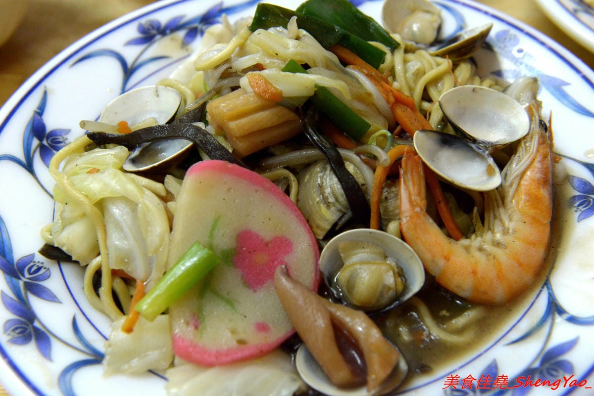 [台中沙鹿]王家庄 – 沙鹿菜市場內15年歷史的平價小吃店,炒麵炒飯口味選擇多樣化,料多實在,老闆為人客氣,推薦泰式辣雞炒飯,酸辣開胃好吃。