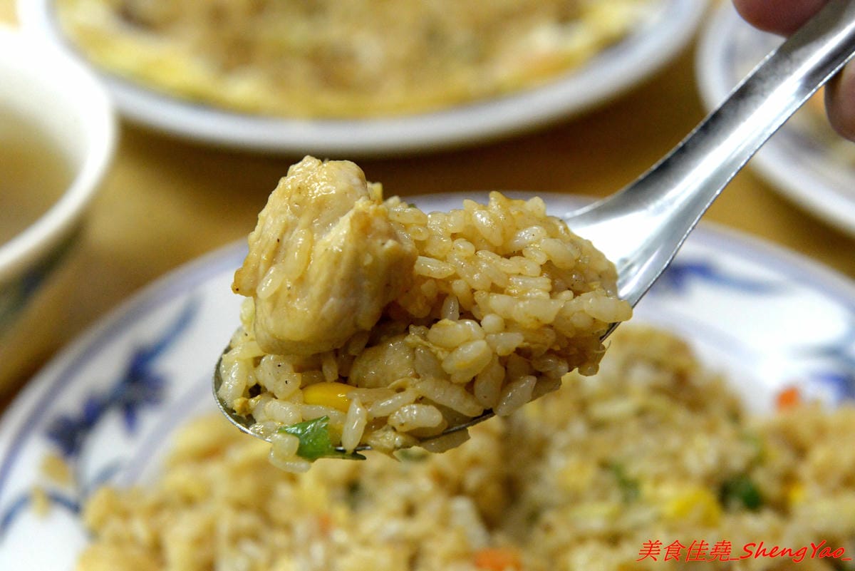 [台中沙鹿]王家庄 – 沙鹿菜市場內15年歷史的平價小吃店,炒麵炒飯口味選擇多樣化,料多實在,老闆為人客氣,推薦泰式辣雞炒飯,酸辣開胃好吃。