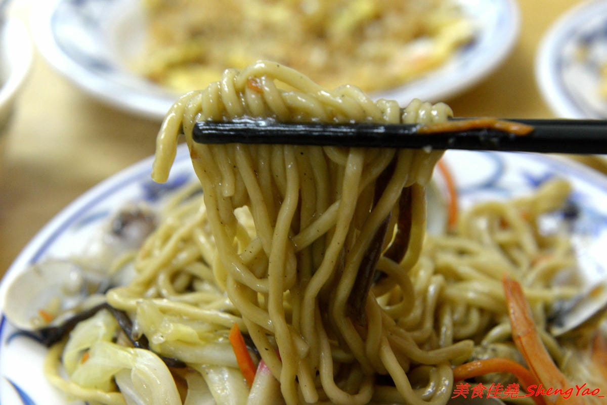 [台中沙鹿]王家庄 – 沙鹿菜市場內15年歷史的平價小吃店,炒麵炒飯口味選擇多樣化,料多實在,老闆為人客氣,推薦泰式辣雞炒飯,酸辣開胃好吃。