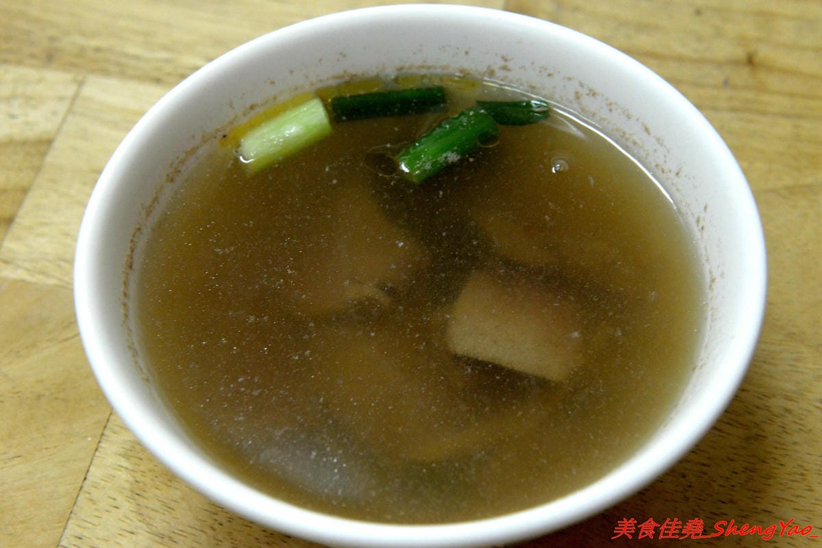 [台中沙鹿]王家庄 – 沙鹿菜市場內15年歷史的平價小吃店,炒麵炒飯口味選擇多樣化,料多實在,老闆為人客氣,推薦泰式辣雞炒飯,酸辣開胃好吃。