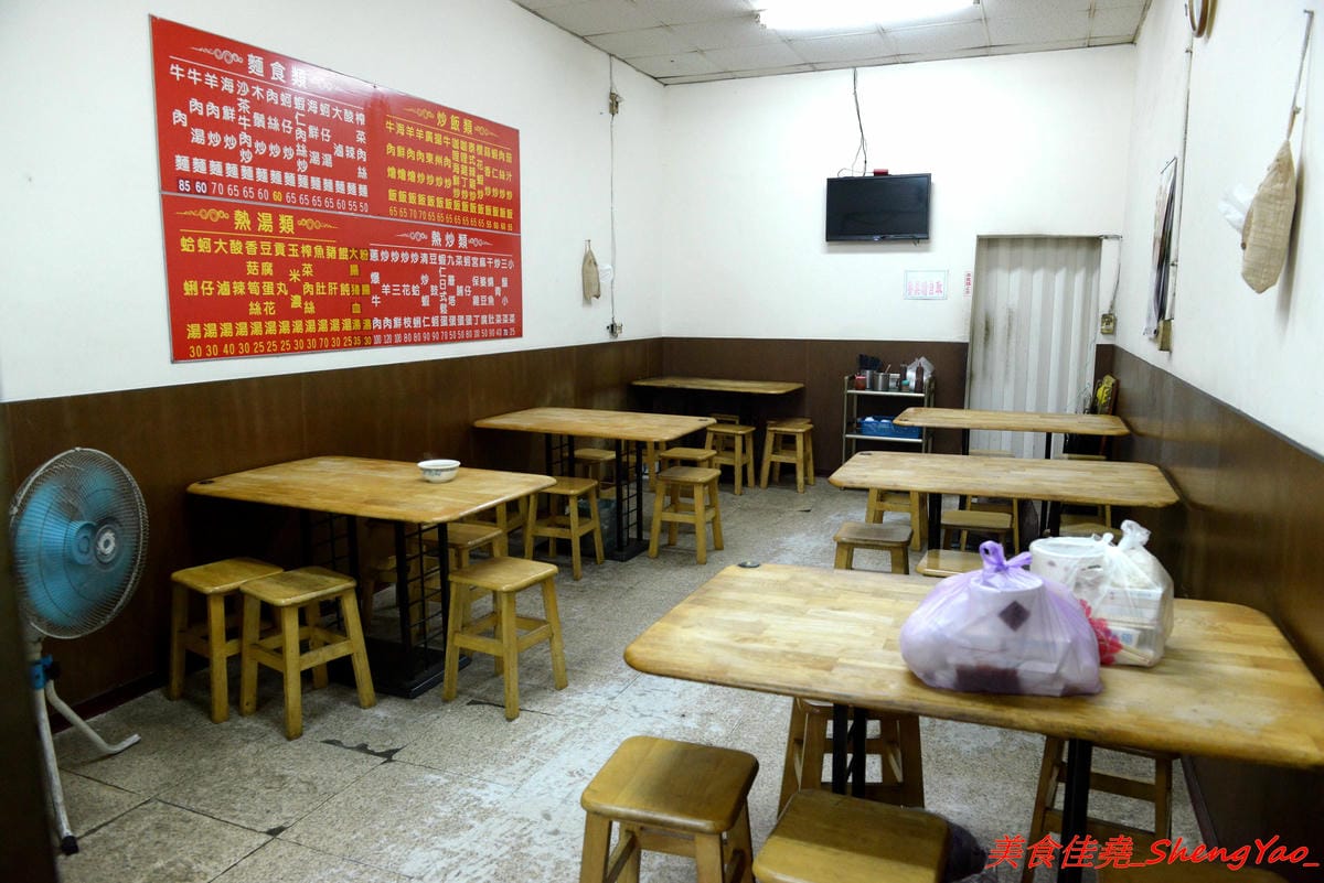 [台中沙鹿]王家庄 – 沙鹿菜市場內15年歷史的平價小吃店,炒麵炒飯口味選擇多樣化,料多實在,老闆為人客氣,推薦泰式辣雞炒飯,酸辣開胃好吃。