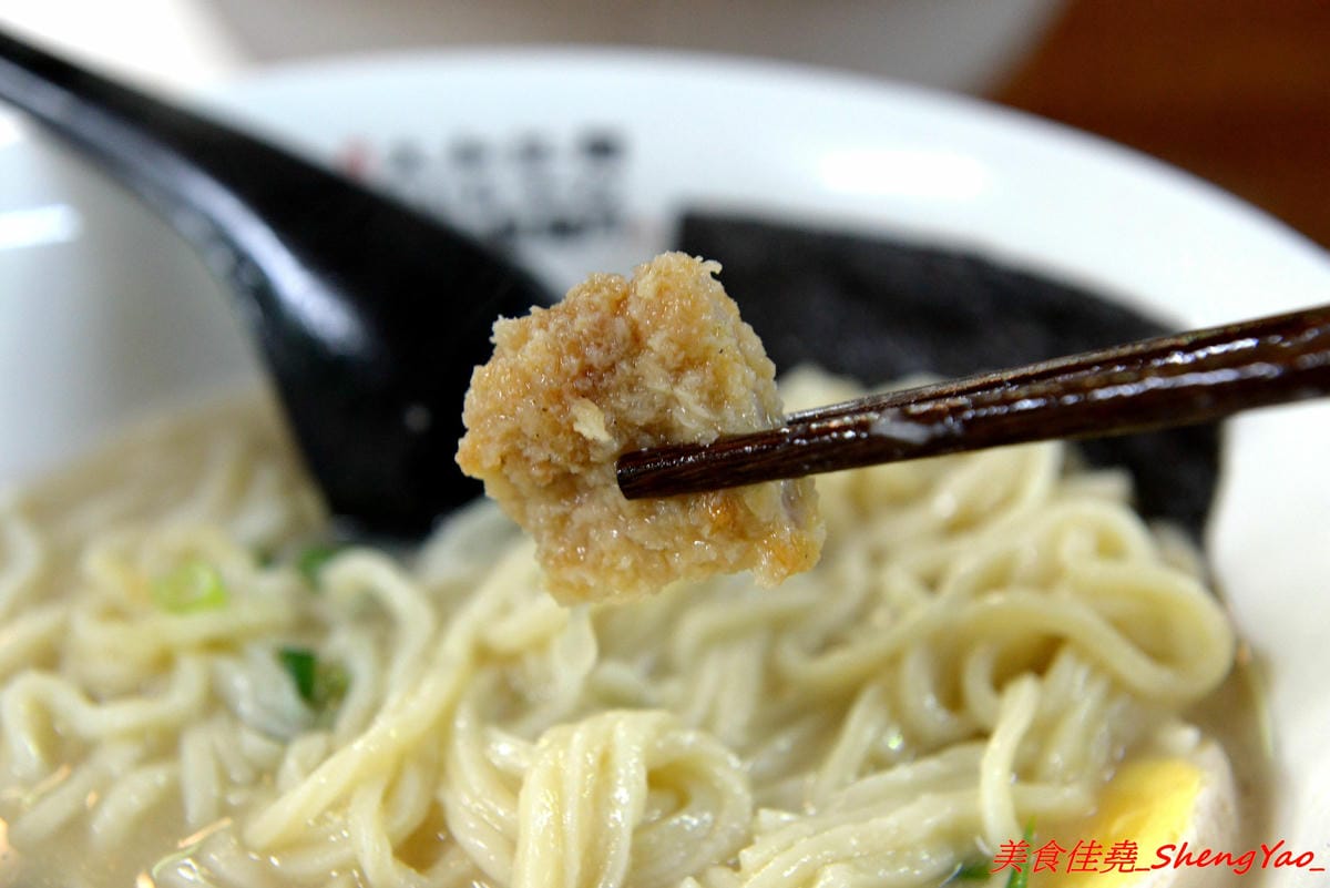 [台中龍井]大和拉麵 – 東海新開的拉麵店,和式紅磚洋樓外觀相當顯眼,店家是拉麵店也是製麵所,麵條自家手工製作,麵皮製成專利申請,餐點採主菜配拉麵,主菜還不錯,價位在百元左右,目前開幕期