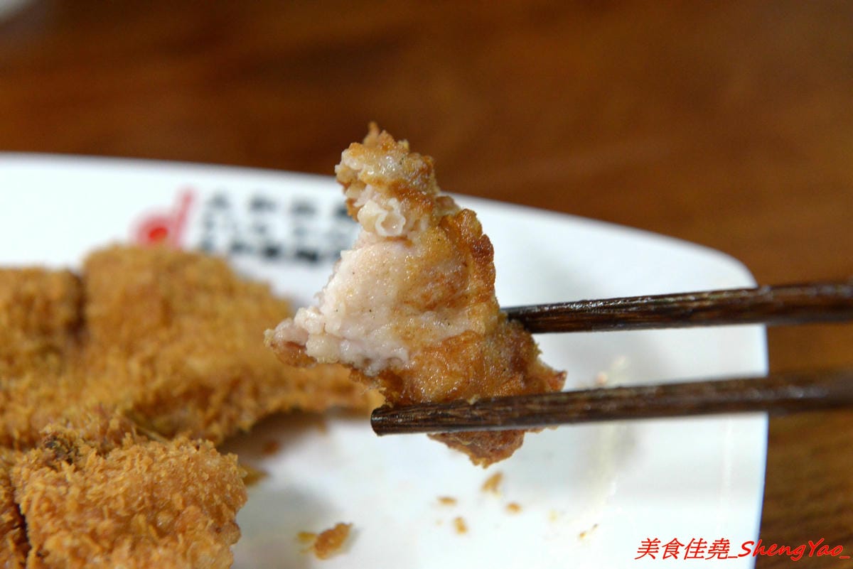 [台中龍井]大和拉麵 – 東海新開的拉麵店,和式紅磚洋樓外觀相當顯眼,店家是拉麵店也是製麵所,麵條自家手工製作,麵皮製成專利申請,餐點採主菜配拉麵,主菜還不錯,價位在百元左右,目前開幕期