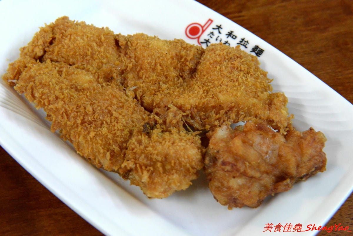 [台中龍井]大和拉麵 – 東海新開的拉麵店,和式紅磚洋樓外觀相當顯眼,店家是拉麵店也是製麵所,麵條自家手工製作,麵皮製成專利申請,餐點採主菜配拉麵,主菜還不錯,價位在百元左右,目前開幕期