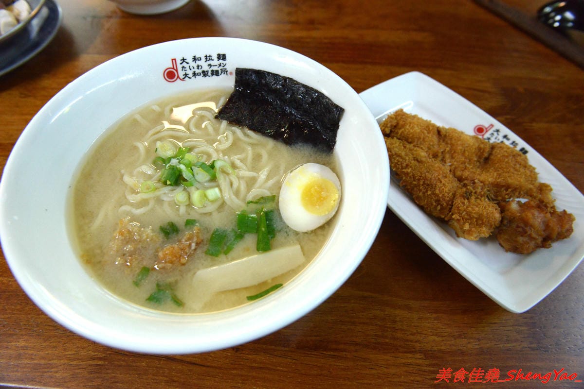[台中龍井]大和拉麵 – 東海新開的拉麵店,和式紅磚洋樓外觀相當顯眼,店家是拉麵店也是製麵所,麵條自家手工製作,麵皮製成專利申請,餐點採主菜配拉麵,主菜還不錯,價位在百元左右,目前開幕期