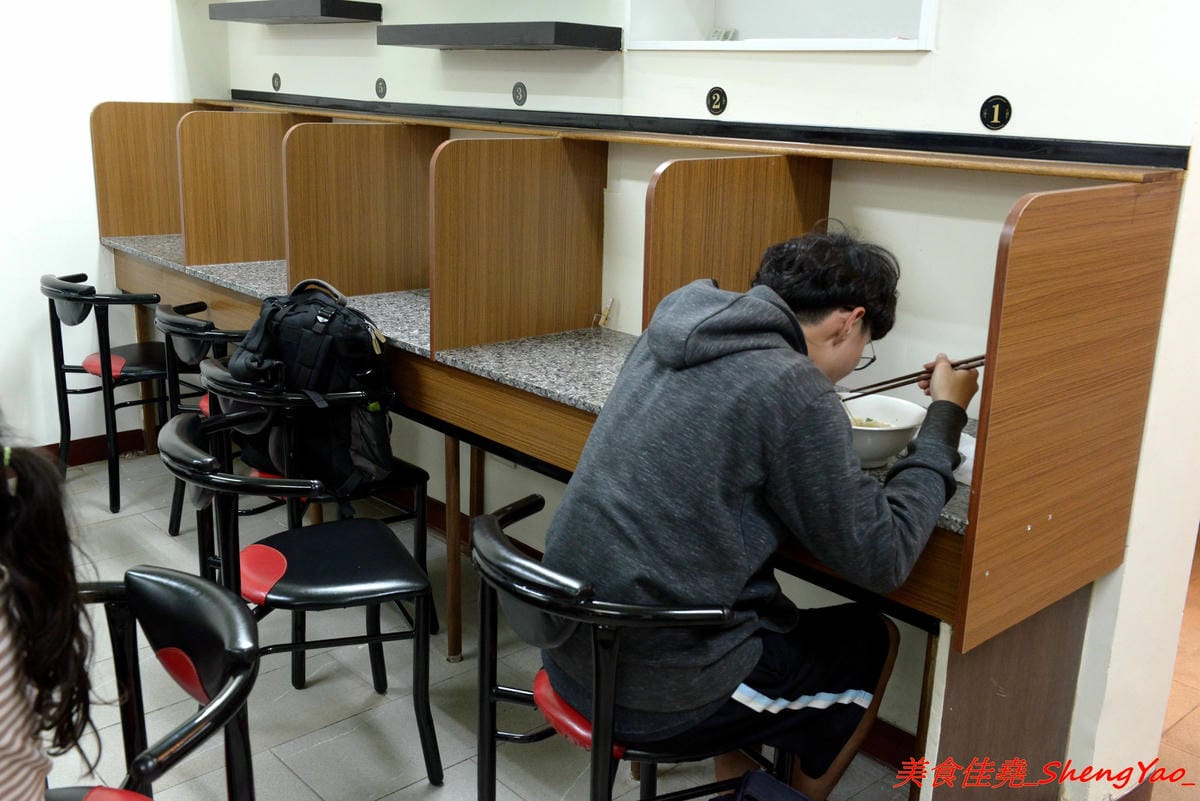 [台中龍井]大和拉麵 – 東海新開的拉麵店,和式紅磚洋樓外觀相當顯眼,店家是拉麵店也是製麵所,麵條自家手工製作,麵皮製成專利申請,餐點採主菜配拉麵,主菜還不錯,價位在百元左右,目前開幕期