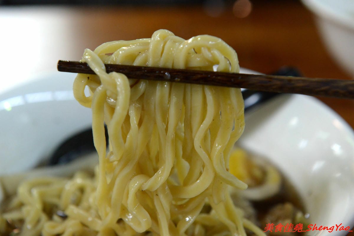 [台中龍井]大和拉麵 – 東海新開的拉麵店,和式紅磚洋樓外觀相當顯眼,店家是拉麵店也是製麵所,麵條自家手工製作,麵皮製成專利申請,餐點採主菜配拉麵,主菜還不錯,價位在百元左右,目前開幕期
