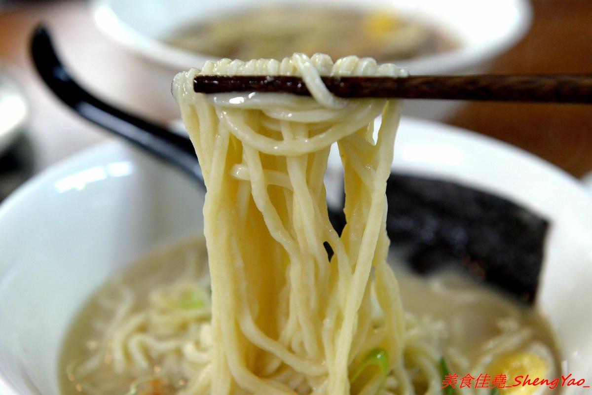 [台中龍井]大和拉麵 – 東海新開的拉麵店,和式紅磚洋樓外觀相當顯眼,店家是拉麵店也是製麵所,麵條自家手工製作,麵皮製成專利申請,餐點採主菜配拉麵,主菜還不錯,價位在百元左右,目前開幕期