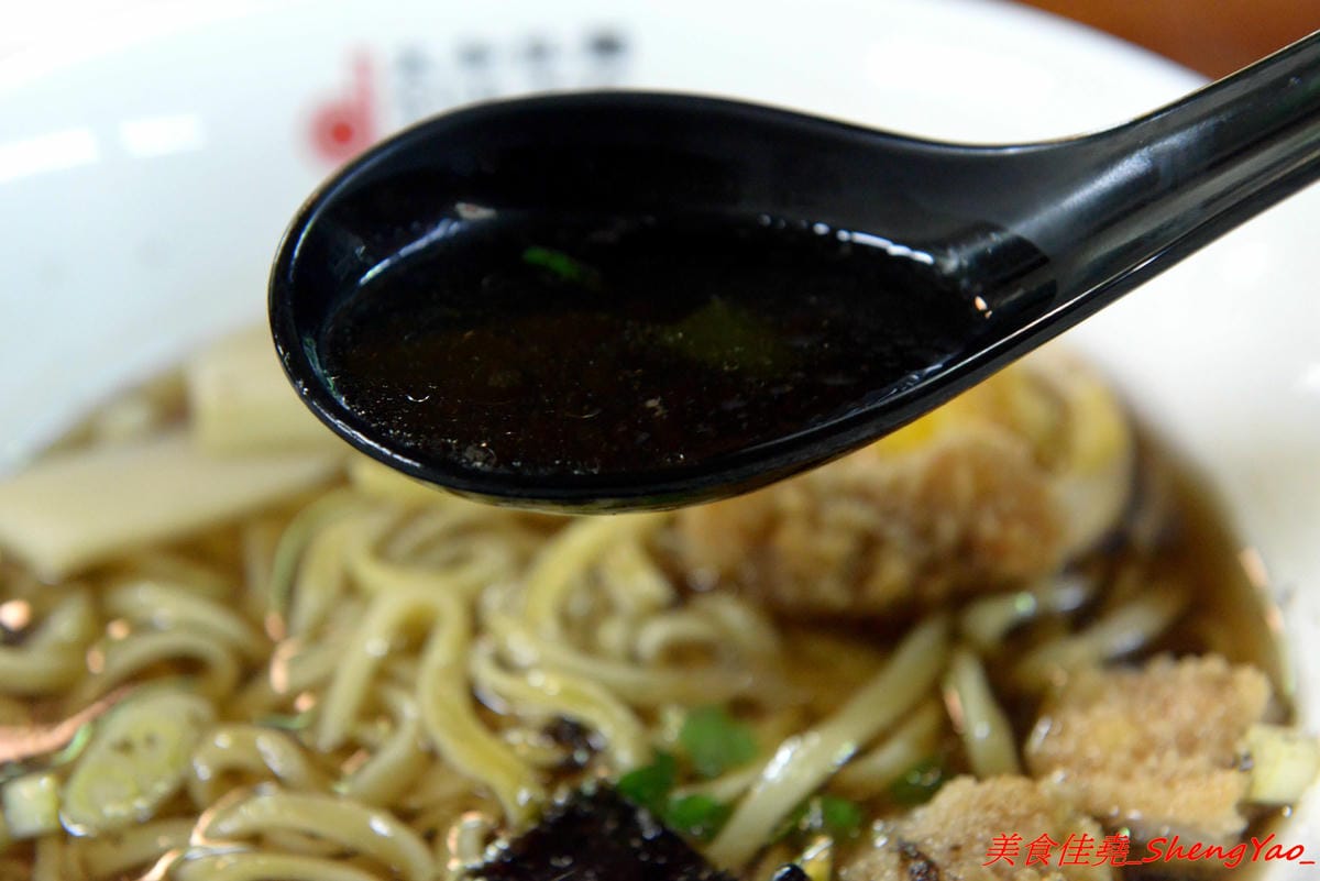 [台中龍井]大和拉麵 – 東海新開的拉麵店,和式紅磚洋樓外觀相當顯眼,店家是拉麵店也是製麵所,麵條自家手工製作,麵皮製成專利申請,餐點採主菜配拉麵,主菜還不錯,價位在百元左右,目前開幕期