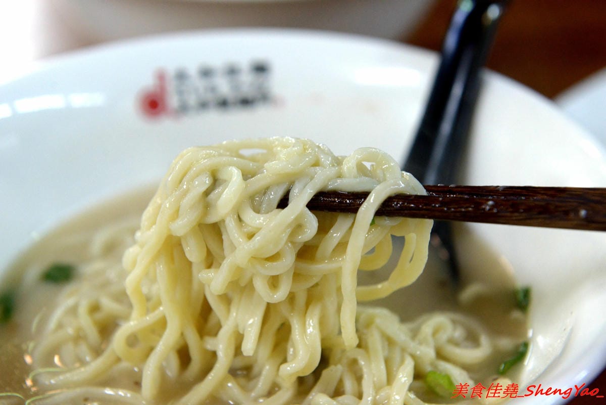 [台中龍井]大和拉麵 – 東海新開的拉麵店,和式紅磚洋樓外觀相當顯眼,店家是拉麵店也是製麵所,麵條自家手工製作,麵皮製成專利申請,餐點採主菜配拉麵,主菜還不錯,價位在百元左右,目前開幕期