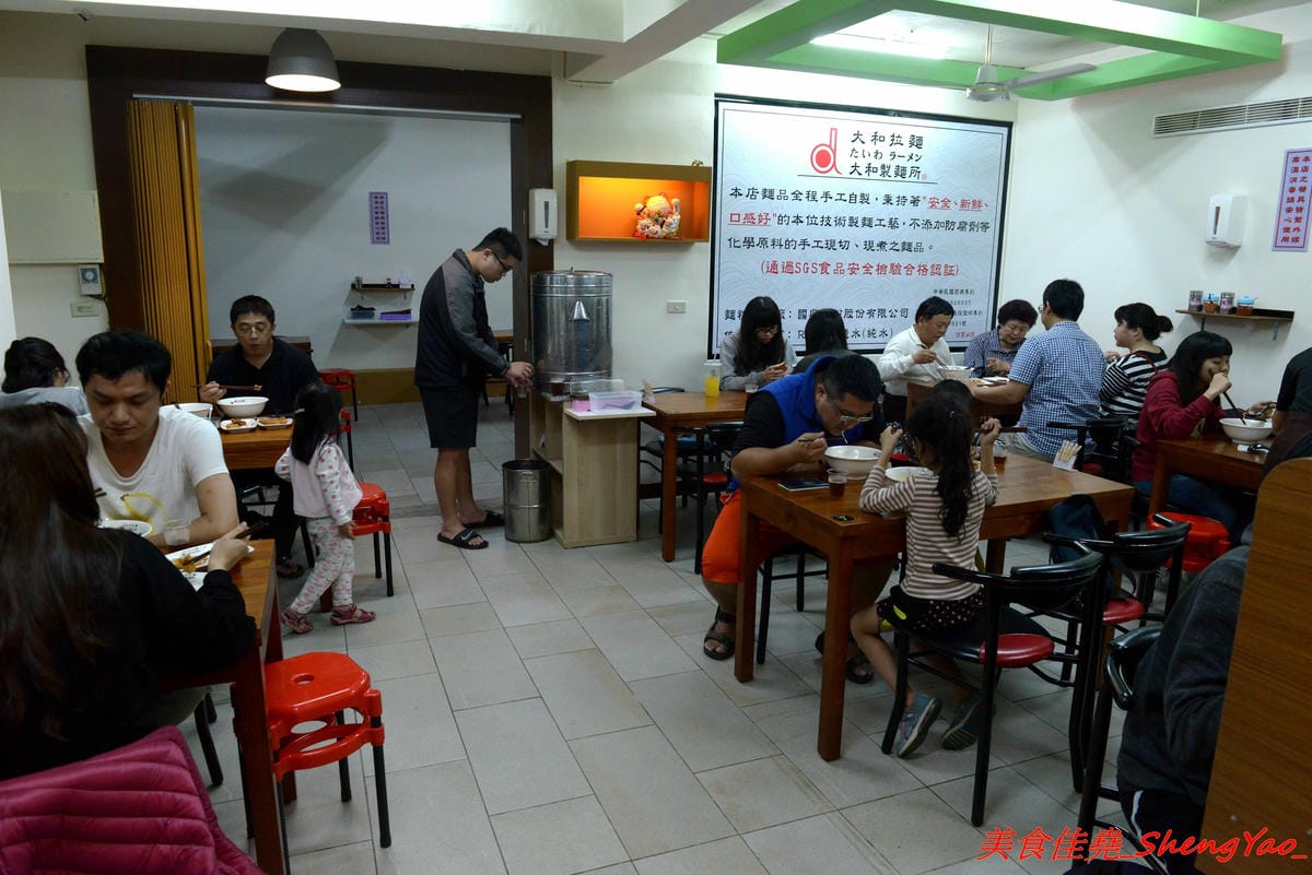 [台中龍井]大和拉麵 – 東海新開的拉麵店,和式紅磚洋樓外觀相當顯眼,店家是拉麵店也是製麵所,麵條自家手工製作,麵皮製成專利申請,餐點採主菜配拉麵,主菜還不錯,價位在百元左右,目前開幕期