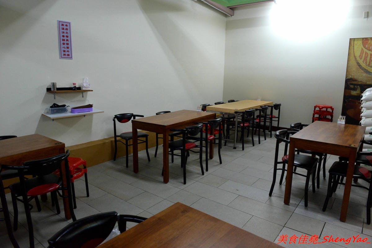 [台中龍井]大和拉麵 – 東海新開的拉麵店,和式紅磚洋樓外觀相當顯眼,店家是拉麵店也是製麵所,麵條自家手工製作,麵皮製成專利申請,餐點採主菜配拉麵,主菜還不錯,價位在百元左右,目前開幕期