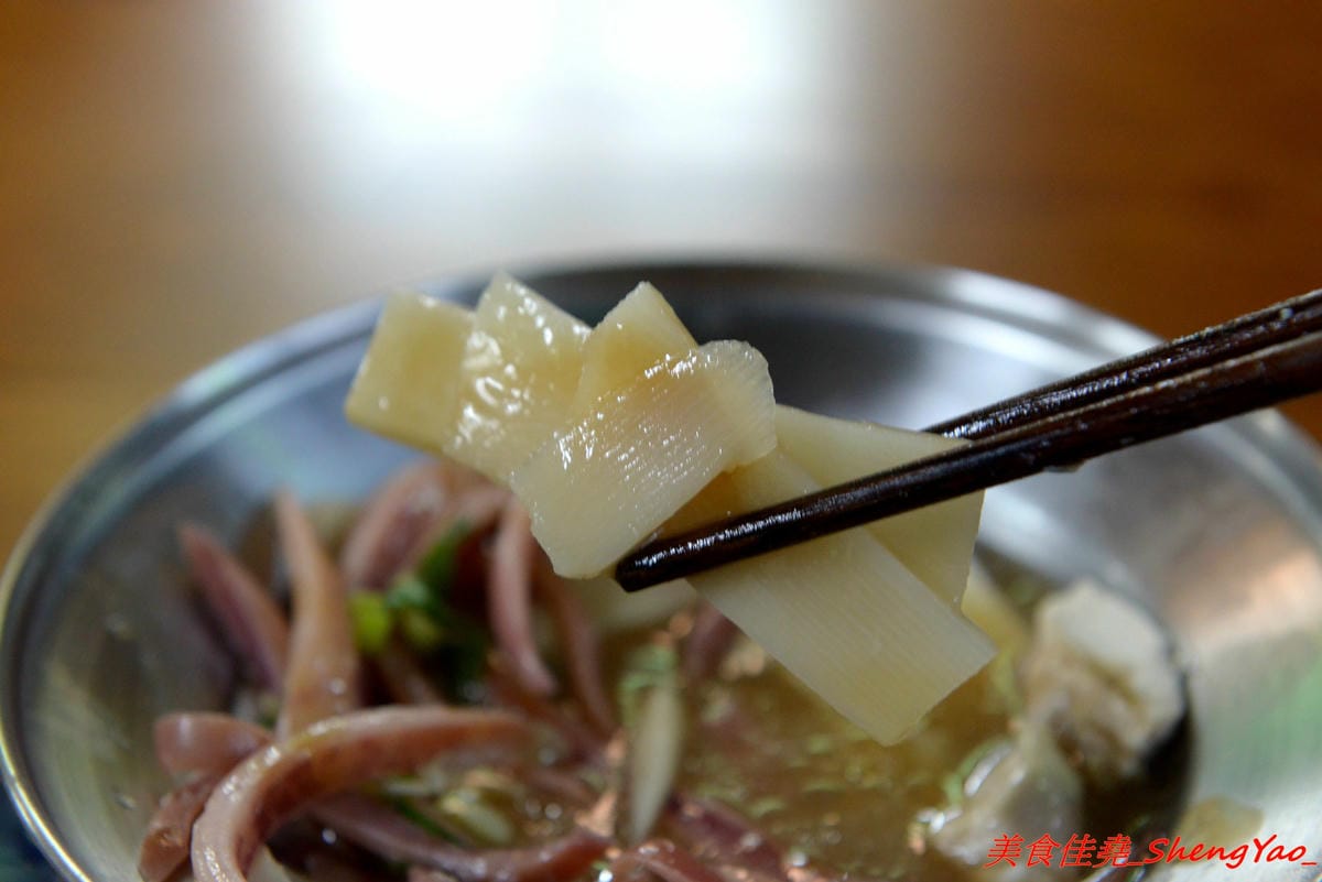[台中龍井]大和拉麵 – 東海新開的拉麵店,和式紅磚洋樓外觀相當顯眼,店家是拉麵店也是製麵所,麵條自家手工製作,麵皮製成專利申請,餐點採主菜配拉麵,主菜還不錯,價位在百元左右,目前開幕期