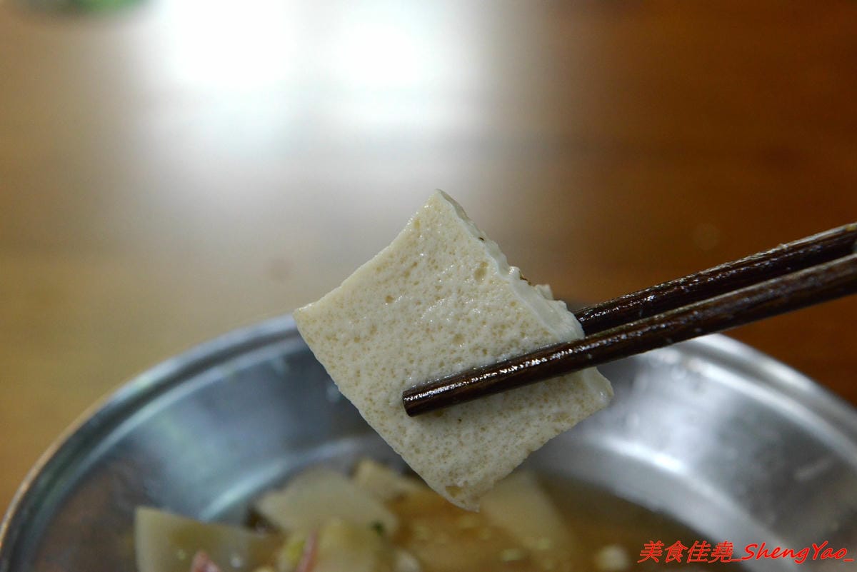 [台中龍井]大和拉麵 – 東海新開的拉麵店,和式紅磚洋樓外觀相當顯眼,店家是拉麵店也是製麵所,麵條自家手工製作,麵皮製成專利申請,餐點採主菜配拉麵,主菜還不錯,價位在百元左右,目前開幕期