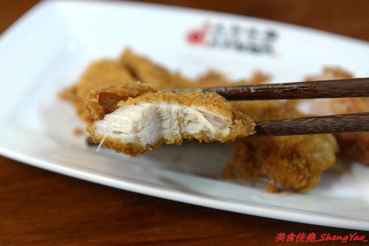 [台中龍井]大和拉麵 – 東海新開的拉麵店,和式紅磚洋樓外觀相當顯眼,店家是拉麵店也是製麵所,麵條自家手工製作,麵皮製成專利申請,餐點採主菜配拉麵,主菜還不錯,價位在百元左右,目前開幕期