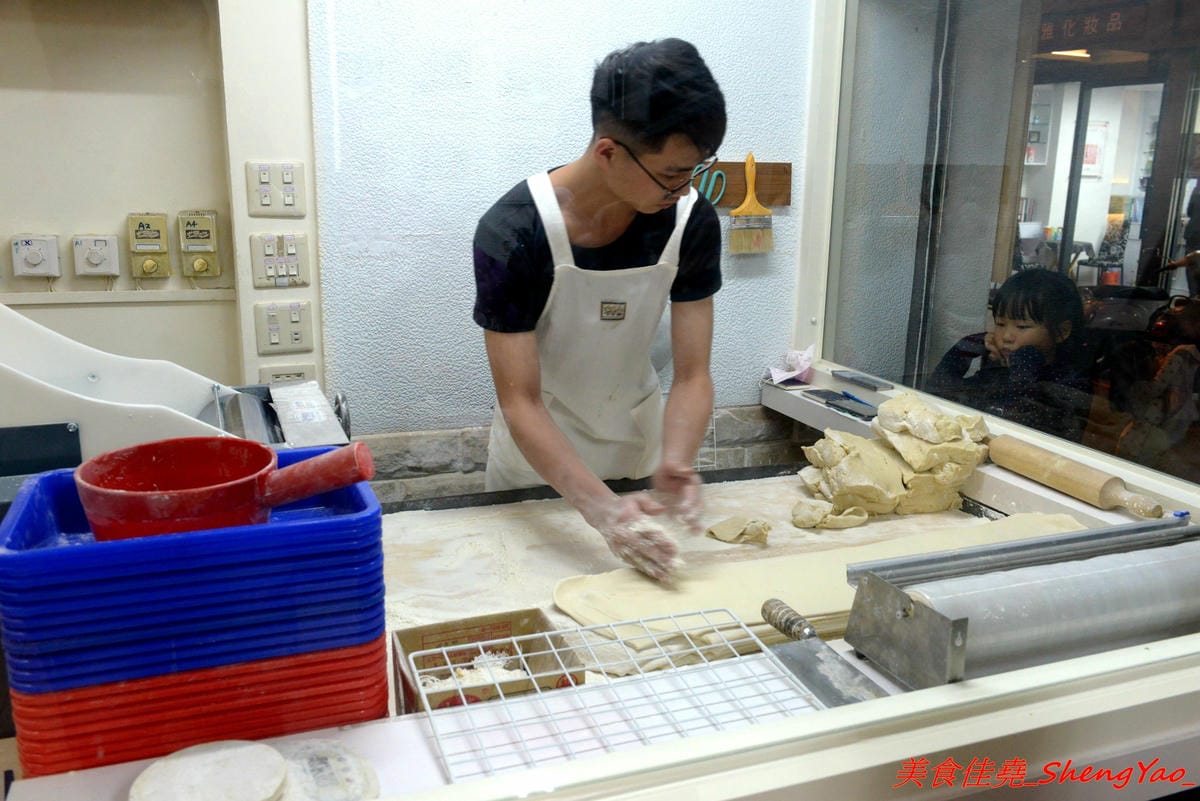 [台中龍井]大和拉麵 – 東海新開的拉麵店,和式紅磚洋樓外觀相當顯眼,店家是拉麵店也是製麵所,麵條自家手工製作,麵皮製成專利申請,餐點採主菜配拉麵,主菜還不錯,價位在百元左右,目前開幕期