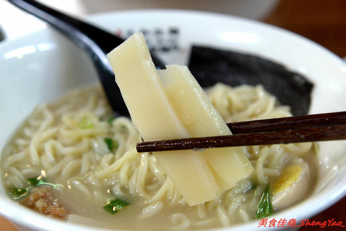 [台中龍井]大和拉麵 – 東海新開的拉麵店,和式紅磚洋樓外觀相當顯眼,店家是拉麵店也是製麵所,麵條自家手工製作,麵皮製成專利申請,餐點採主菜配拉麵,主菜還不錯,價位在百元左右,目前開幕期