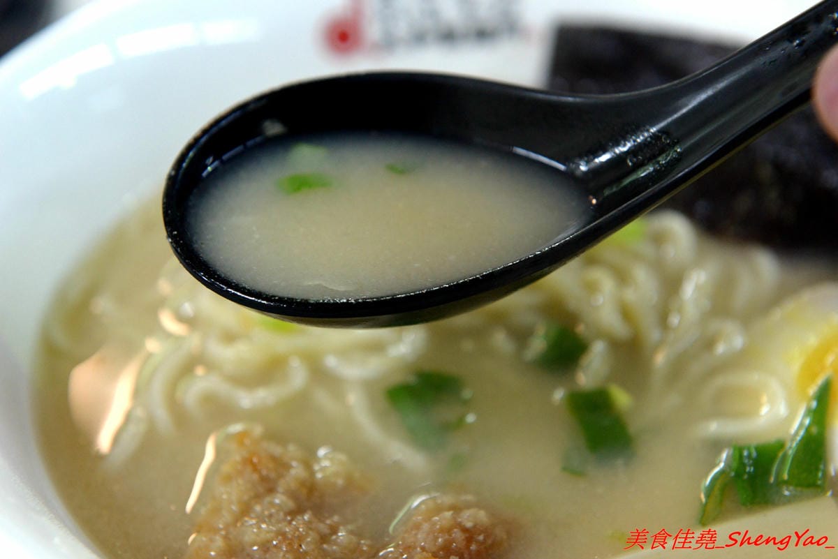 [台中龍井]大和拉麵 – 東海新開的拉麵店,和式紅磚洋樓外觀相當顯眼,店家是拉麵店也是製麵所,麵條自家手工製作,麵皮製成專利申請,餐點採主菜配拉麵,主菜還不錯,價位在百元左右,目前開幕期