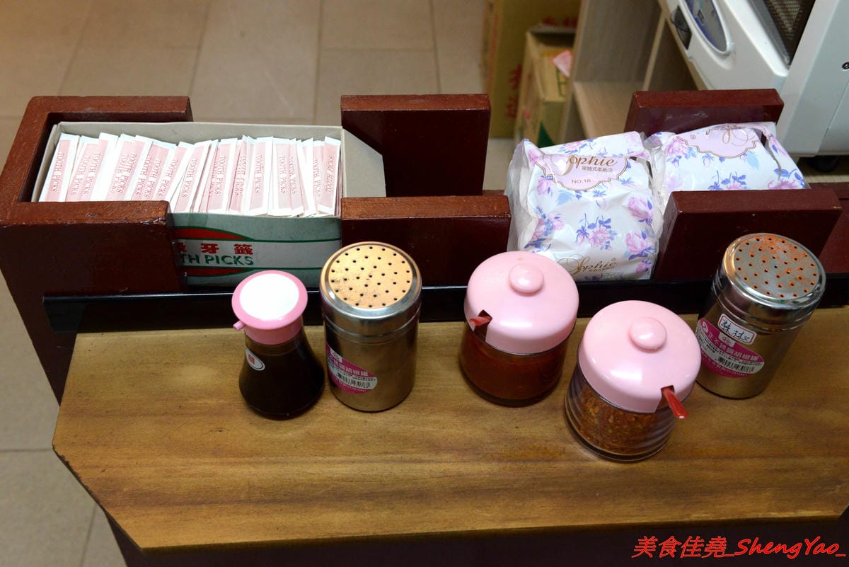 [台中龍井]大和拉麵 – 東海新開的拉麵店,和式紅磚洋樓外觀相當顯眼,店家是拉麵店也是製麵所,麵條自家手工製作,麵皮製成專利申請,餐點採主菜配拉麵,主菜還不錯,價位在百元左右,目前開幕期