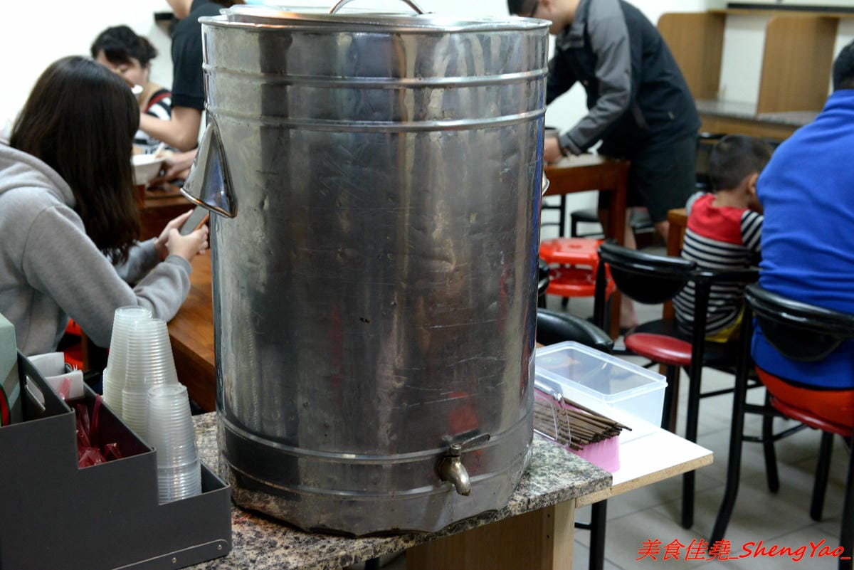 [台中龍井]大和拉麵 – 東海新開的拉麵店,和式紅磚洋樓外觀相當顯眼,店家是拉麵店也是製麵所,麵條自家手工製作,麵皮製成專利申請,餐點採主菜配拉麵,主菜還不錯,價位在百元左右,目前開幕期