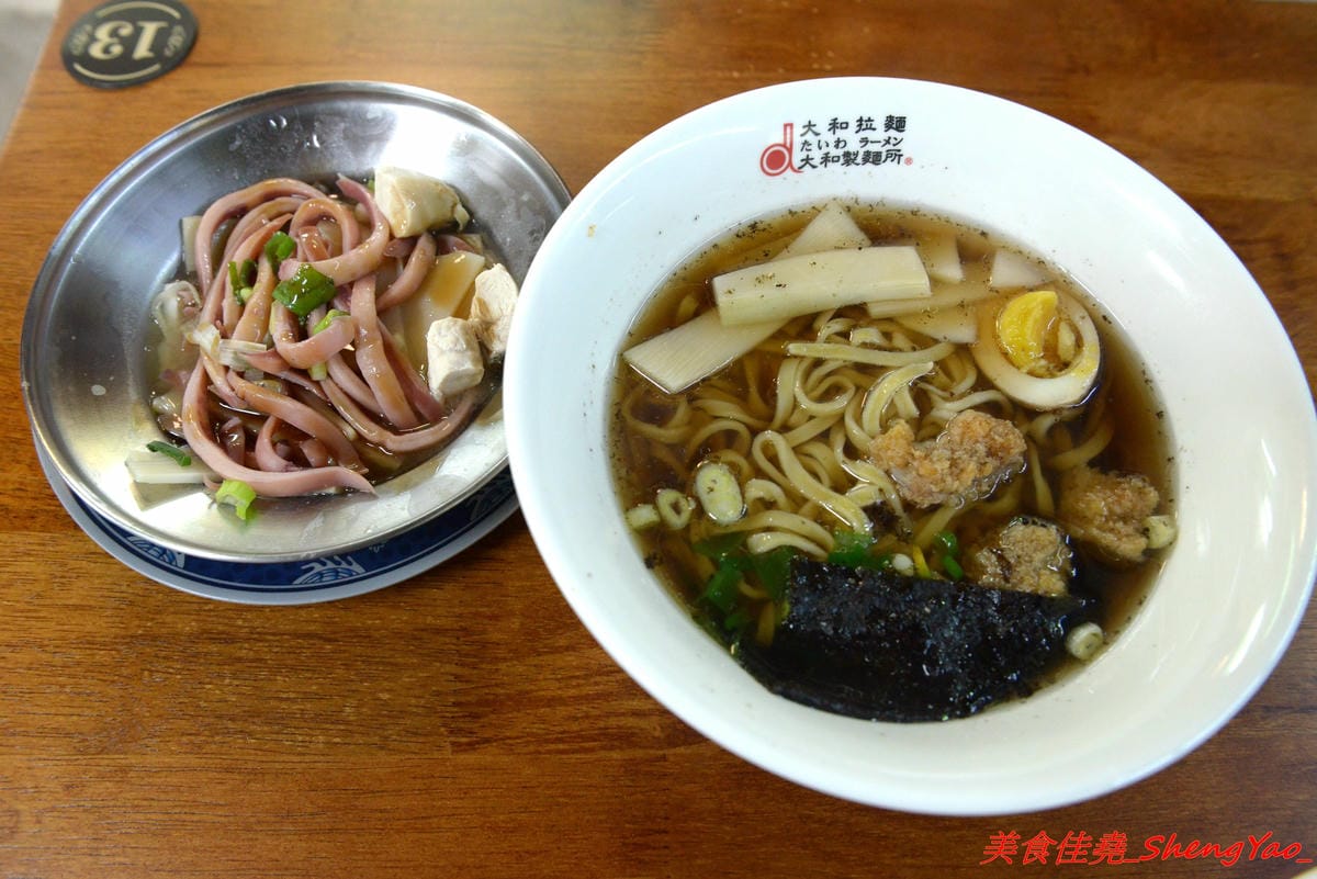 [台中龍井]大和拉麵 – 東海新開的拉麵店,和式紅磚洋樓外觀相當顯眼,店家是拉麵店也是製麵所,麵條自家手工製作,麵皮製成專利申請,餐點採主菜配拉麵,主菜還不錯,價位在百元左右,目前開幕期
