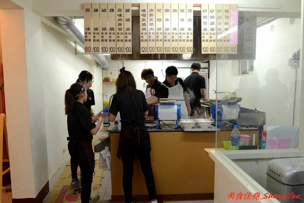 [台中龍井]大和拉麵 – 東海新開的拉麵店,和式紅磚洋樓外觀相當顯眼,店家是拉麵店也是製麵所,麵條自家手工製作,麵皮製成專利申請,餐點採主菜配拉麵,主菜還不錯,價位在百元左右,目前開幕期